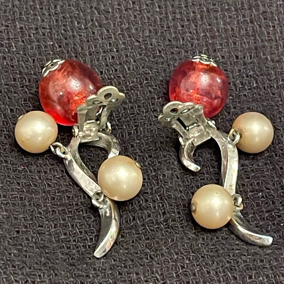 Schiaparelli SIGNED VTG. clip earrings rhodium plated, pearls & amber drop beads - Picture 10 of 13